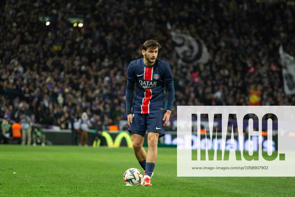 FOOTBALL - Toulouse FC VS Paris Saint Germain - Ligue 1 - 15 02 2025McDonald s - 15-02-2025 TOULOUSE, FRANCE - FEBRUARY 15 - FOOTBALL : Khvicha KVARATSKHELIA during the 22th Day of the Ligue 1 McDonald s : Toulouse FC VS Paris Saint Germain at the TFC Stadium on February 15, 2025 in Toulouse, France