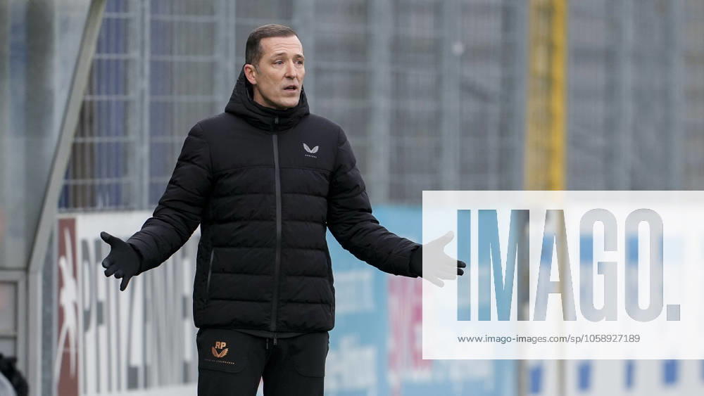Roberto Pätzold coach, head coach, B04 , gives instructions, gestures, gesticulates with arms, single image, single photo, action, action, 16 02 2025, Sinsheim Hoffenheim Germany , Football, Google Pixel Women Bundesliga, TSG 1899 Hoffenheim Bayer 04 Leverkusen, DFB DFL REGULATIONS PROHIBIT ANY USE OF PHOTOGRAPHS AS IMAGE SEQUENCES AND OR QUASI VIDEO