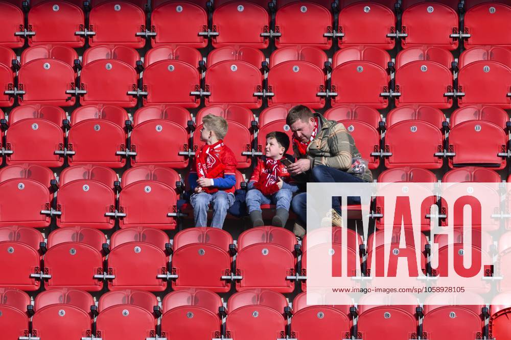 ENSCHEDE - FC Twente supporters in the stands during the Dutch Eredivisie match between FC Twente and RKC Waalwijk at Stadion De Grolsch Veste on Feb. 16, 2025 in Enschede, Netherlands. ANP COR LASKER Dutch Eredivisie 2024 25 ANPxSportx IVx 520132113 originalFilename: 520132113