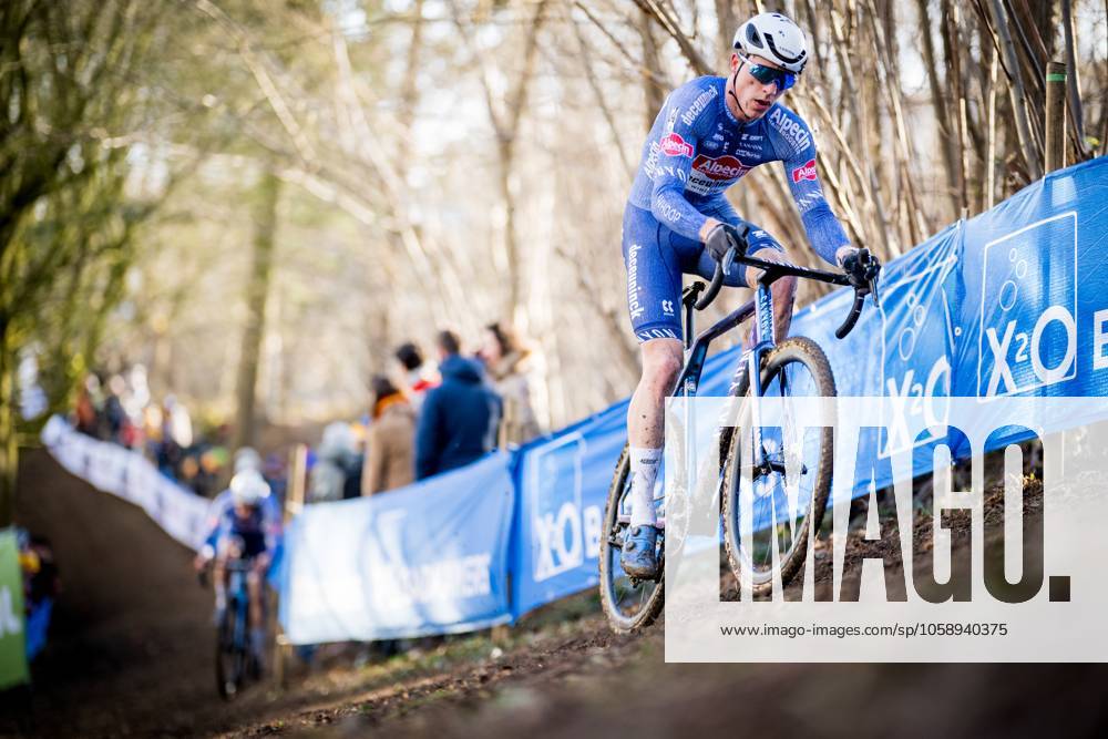 Belgian Niels Vandeputte pictured in action during the men elite race of the Brussels Universities cyclocross cycling event, stage 8 8 in the X20 Badkamers Trofee competition, Sunday 16 February 2025 in Brussels, Belgium. JASPERxJACOBS x112600561x
