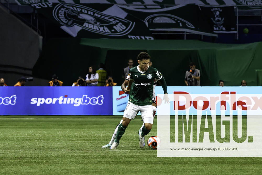 Match between Palmeiras and Sao Paulo for the Sao Paulo championship Sao paulo (sp), 02 16 2025 - paulistao palmeiras vs sao paulo - raphael veiga during the match between palmeiras and sao paulo, valid for the 10th round of the 2025 paulista football championship, on the night of this sunday, february 16, 2025, at allianz parque, in sao paulo-sp (Foto: Leco Viana Thenews2 imago images) SPO