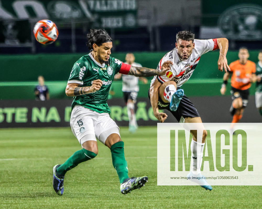 Match between Palmeiras and Sao Paulo for the Sao Paulo championship Sao paulo (sp), 02 16 2025 - paulistao palmeiras vs sao paulo - calleri, a player from sao paulo, fights for the ball with gustavo gomes, a player from palmeiras, during a match between palmeiras and sao paulo, valid for the 10th round of the 2025 paulista football championship, on the night of this sunday, february 16, 2025, at allianz parque, in sao paulo-sp (Foto: Joca Duarte Thenews2 imago images) SPO