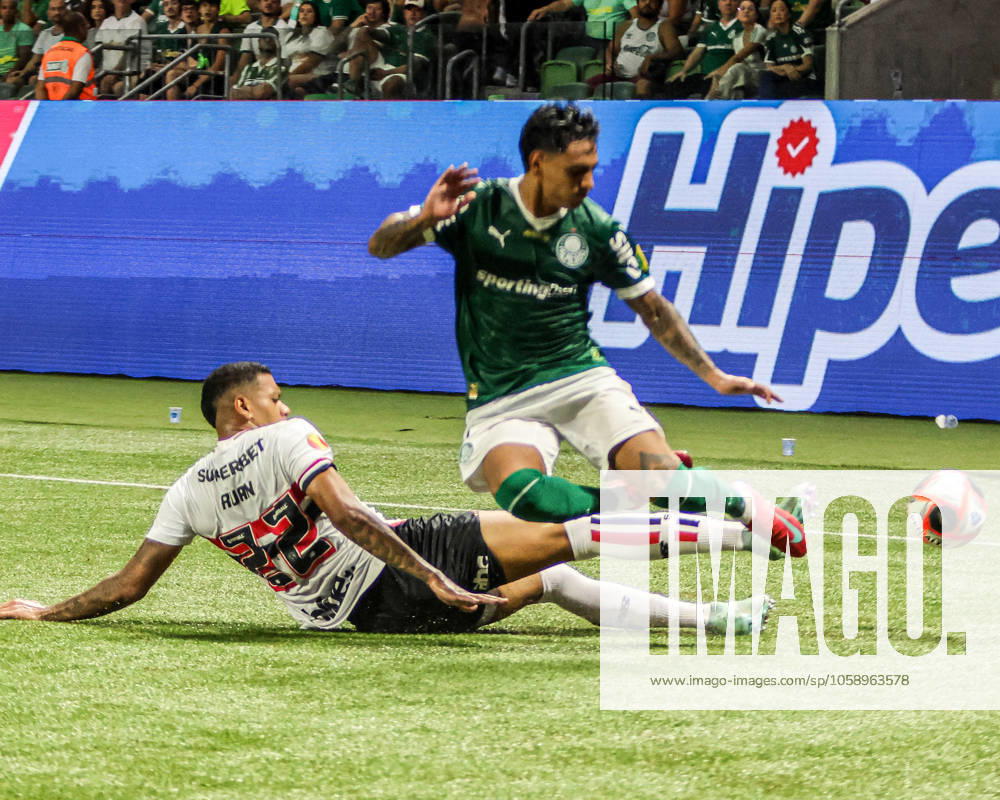 Match between Palmeiras and Sao Paulo for the Sao Paulo championship Sao paulo (sp), 02 16 2025 - paulistao palmeiras vs sao paulo - tressoldi, a sao paulo player, disputes with torres, a palmeiras player, during a match between palmeiras and sao paulo, valid for the 10th round of the 2025 paulista football championship, on the night of this sunday, february 16, 2025, at allianz parque, in sao paulo-sp (Foto: Joca Duarte Thenews2 imago images) SPO