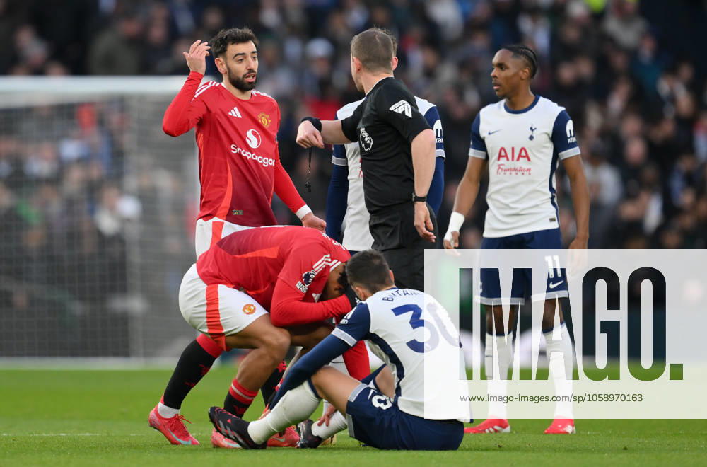 Football - 2024 2025 Premier League - Tottenham Hotspur vs Manchester United, ManU - Tottenham Hotspur Stadium - Sunday 16th February 2025. Manchester United s Bruno Fernandes gestures to Referee Peter Bankes. COLORSPORT Ashley Western