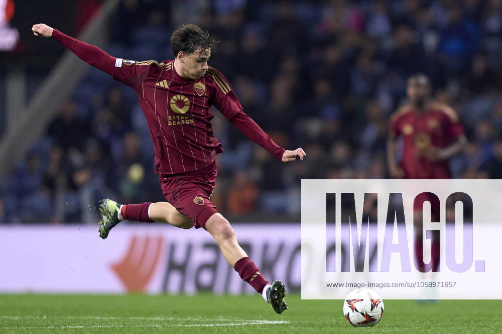 FC Porto v AS Roma - UEFA Europa League 2024 25 League Knockout Play-off First Leg Niccolo Pisilli of AS Roma shoots on goal during the UEFA Europa League Knockout phase play-offs 1st leg match between FC Porto and AS Roma at Estadio Do Dragao in Porto, Portugal, on February 13, 2025. UEFA Europa League Knockout phase play-offs1st leg match between FC porto and AS Roma at Estadio Do Dragao in Porto, Portugal, o Porto Portugal