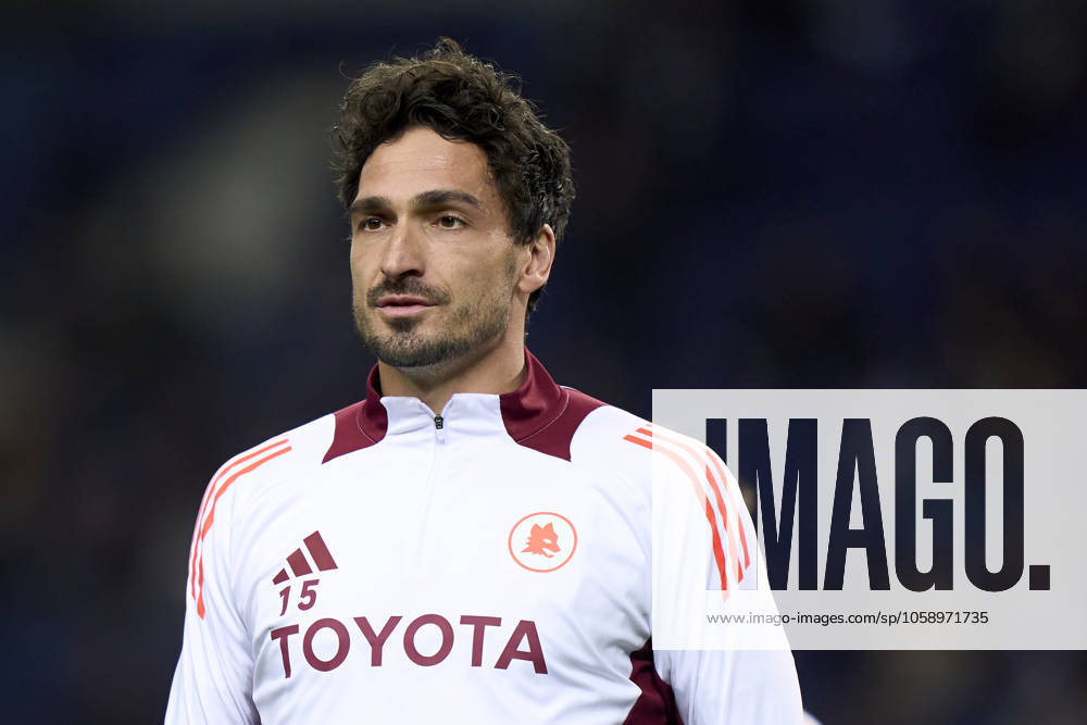 FC Porto v AS Roma - UEFA Europa League 2024 25 League Knockout Play-off First Leg Mats Hummels of AS Roma looks on during the warm-up prior to the UEFA Europa League Knockout phase play-offs 1st leg match between FC Porto and AS Roma at Estadio Do Dragao in Porto, Portugal, on February 13, 2025. UEFA Europa League Knockout phase play-offs1st leg match between FC porto and AS Roma at Estadio Do Dragao in Porto, Portugal, o Porto Portugal