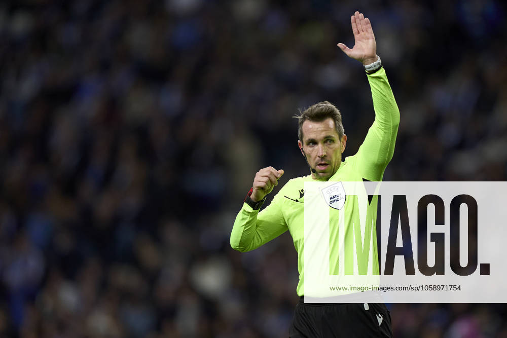 FC Porto v AS Roma - UEFA Europa League 2024 25 League Knockout Play-off First Leg Referee Tobias Stieler reacts during the UEFA Europa League Knockout phase play-offs 1st leg match between FC Porto and AS Roma at Estadio Do Dragao in Porto, Portugal, on February 13, 2025. UEFA Europa League Knockout phase play-offs1st leg match between FC porto and AS Roma at Estadio Do Dragao in Porto, Portugal, o Porto Portugal