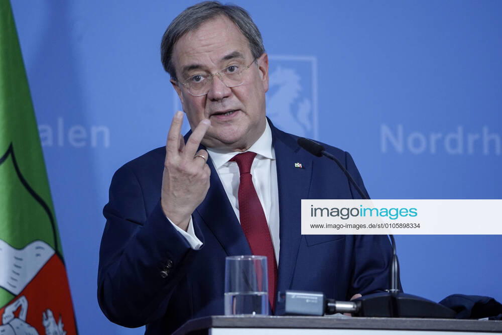 PK on the current situation of the Corona Virus Pandemic in North Rhine-Westphalia and the measures of the state government with Minister President and Minister of Health Duesseldorf, 27 10 2020, Minister President of North Rhine-Westphalia Armin Laschet informs about the current situation and the measures o