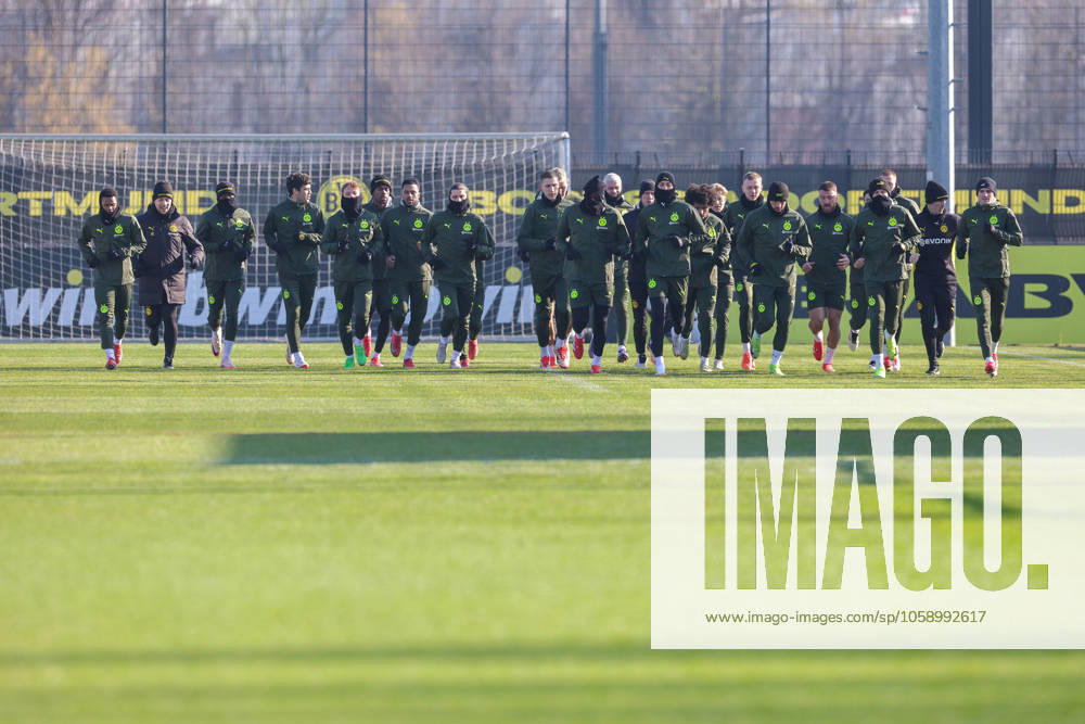 Final training session for the UEFA Champions League match between Borussia Dortmund and Sporting Lisbon, f l Julien Duranville Borussia Dortmund , Standard Coach Alex Clapham Borussia Dortmund , Jamie Gittens Borussia Dortmund , Giovanni Reyna Borussia Dortmund , Cole Campbell Borussia Dortmund , Carney Chukwuemeka Borussia Dortmund , Almugera Kabar Borussia Dortmund , Marcel Sabitzer Borussia Dortmund , Nico Schlotterbeck Borussia Dortmund , Niklas Süle Borussia Dortmund , Serhou Guirassy Borussia Dortmund , Julian Ryerson Borussia Dortmund , Athletic trainer Florian Wandler Borussia Dortmund , Ramy Bensebaini Borussia Dortmund , Karim Adeyemi Borussia Dortmund , Daniel Svensson Borussia Dortmund , Maximilian Beier Borussia Dortmund , Emre Can Borussia Dortmund , Salih Özcan Borussia Dortmund , Kjell Arik Wätjen Borussia Dortmund , Julian Brandt Borussia Dortmund , Waldemar Anton Borussia Dortmund , Performance Manager Shad Forsythe Borussia Dortmund , Pascal Groß Borussia Dortmund warm up, Dortmund training ground Borussia Dortmund NRW Germany xRHR PHOTO DEx