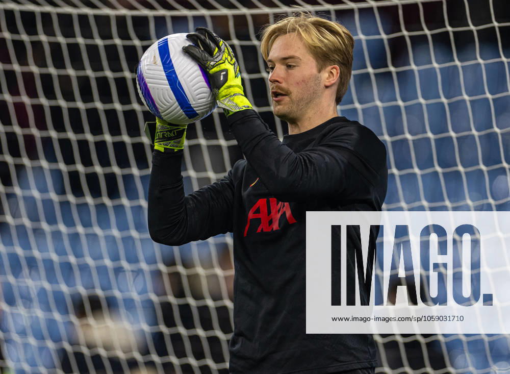 Football - FA Premier League - Aston Villa FC v Liverpool FC BIRMINGHAM, ENGLAND - Wednesday, February 19, 2025: Liverpool s goalkeeper Caoimhin Kelleher during the pre-match warm-up before the FA Premier League match between Aston Villa FC and Liverpool FC at Villa Park. (Photo by David Rawcliffe Propaganda) BIRMINGHAM Villa Park WEST MIDLANDS ENGLAND