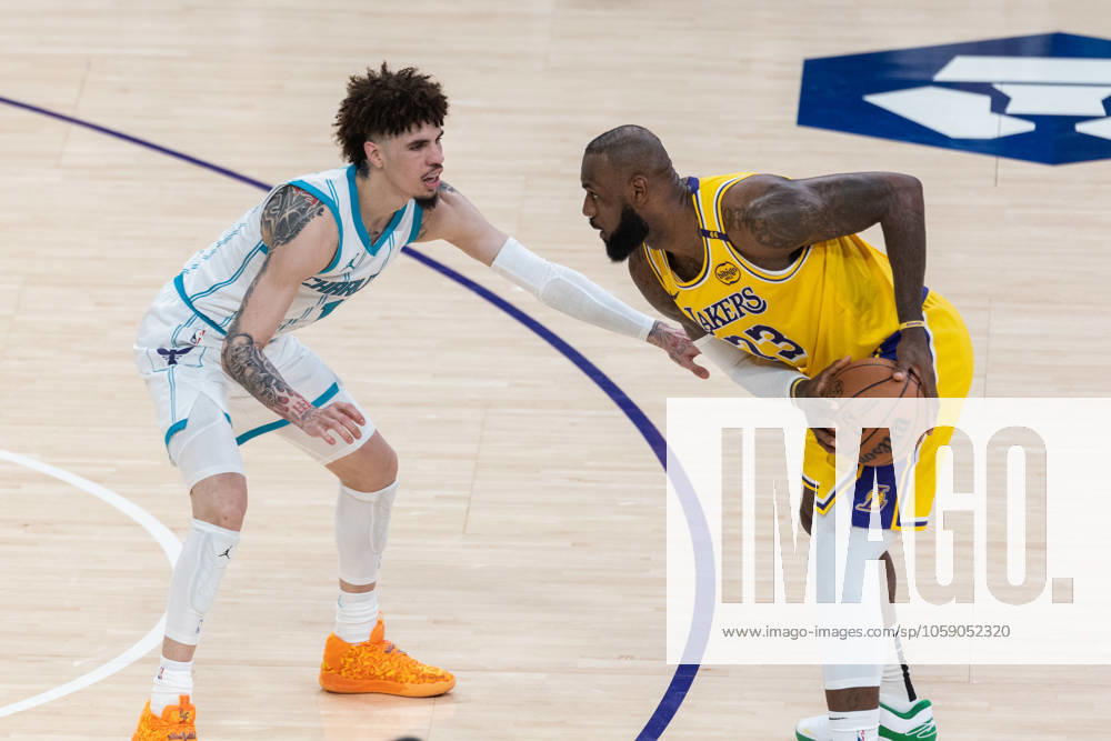 Los Angeles Lakers LeBron James 23 is defended by Charlotte Hornets LaMelo Ball 1 during an NBA, Basketball Herren, USA basketball game at Crypto.com Arena. Final Score : Hornets 100: 97 Lakers Los Angeles United States - ZUMAs197 20250219_aaa_s197_319