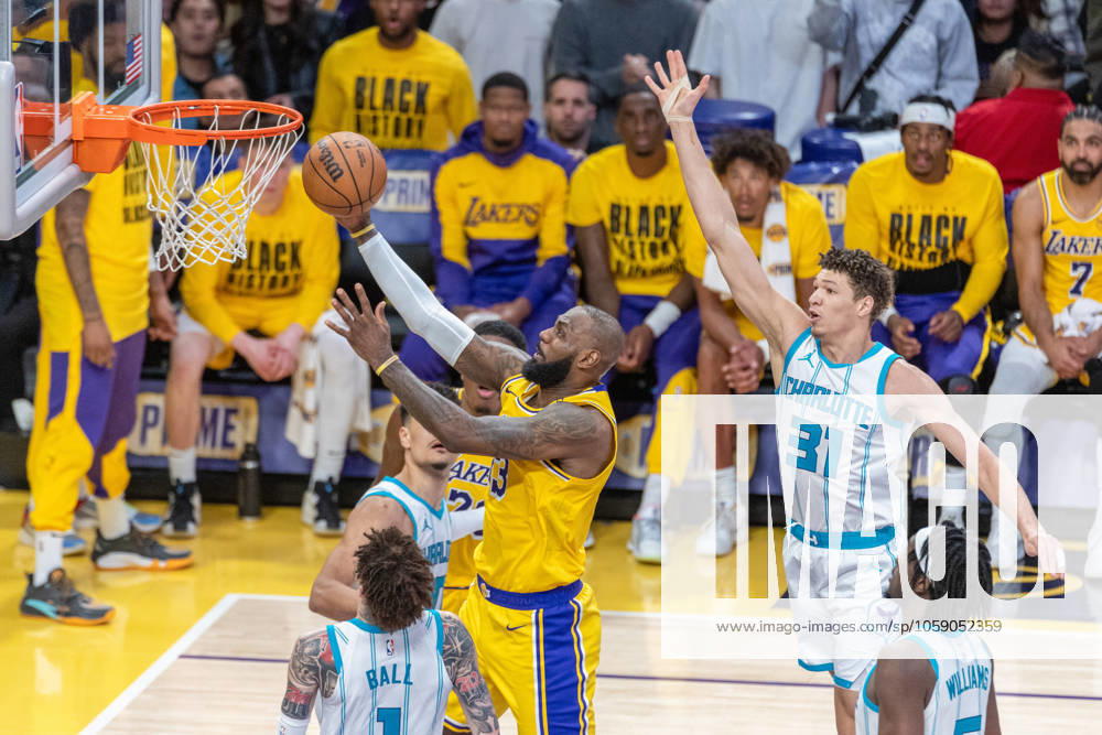 Los Angeles Lakers LeBron James 23 goes to the basket against the Charlotte Hornets during an NBA, Basketball Herren, USA basketball game at Crypto.com Arena. Final Score : Hornets 100: 97 Lakers Los Angeles United States - ZUMAs197 20250219_aaa_s197_327