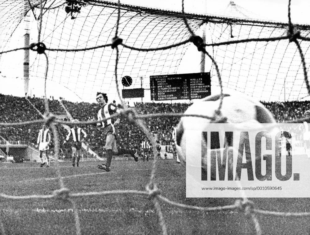 Franz Beckenbauer (FC Bayern München) verwandelt den Elfmeter gegen Hertha BSC Berlin zum 4:0