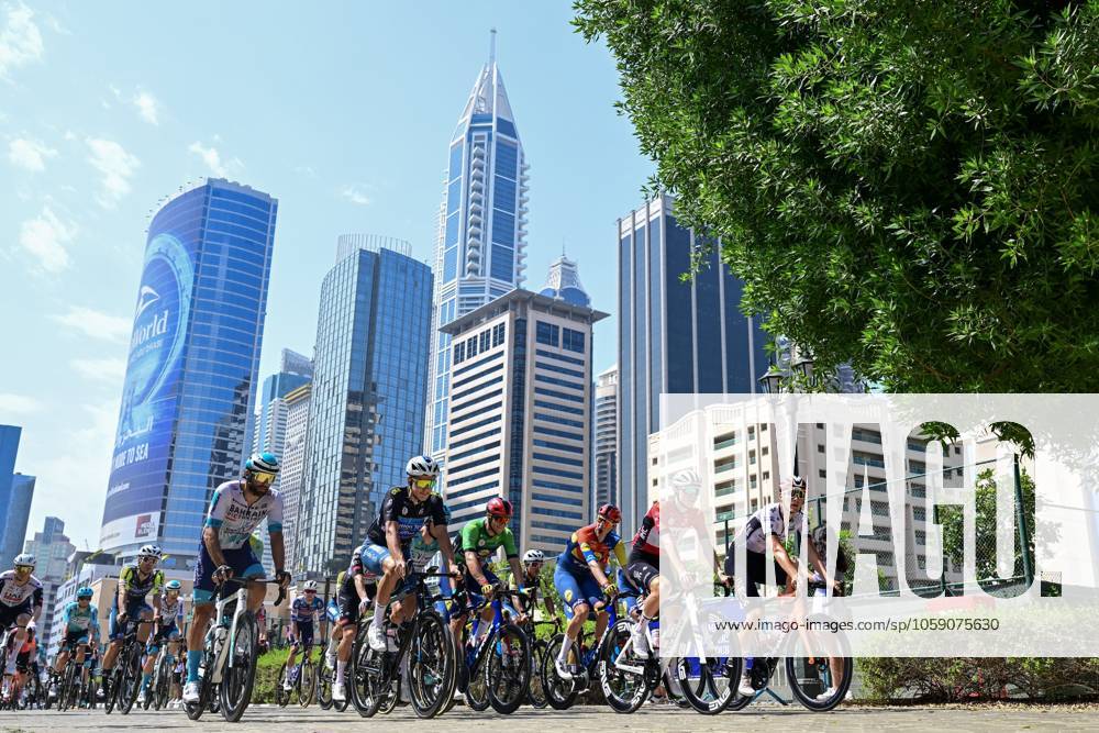 UAE Tour 2025 - Stage 5 DUBAI, UNITED ARAB EMIRATES - FEBRUARY 21 : the bunch pictured at the start in Dubai during Stage 5 of the UAE Tour 2025 cycling race with start in American University in Dubai and finish in Hamdan Bin Mohammed Smart University (160 km) on February 21, 2025 in Dubai, United Arab Emirates, 21 02 2025 Dubai United Arab Emirates