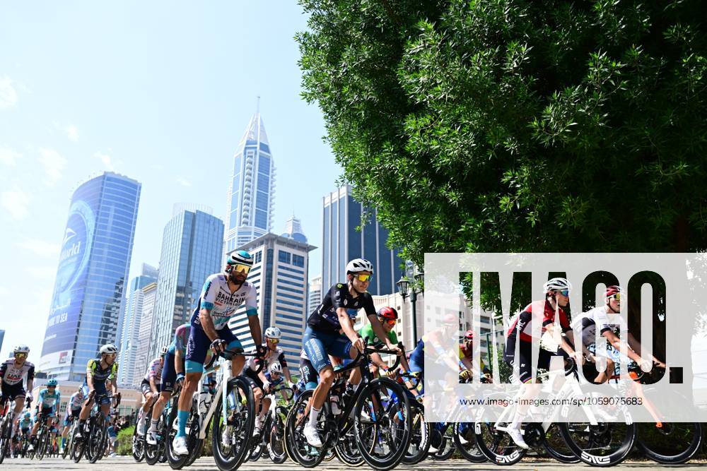 UAE Tour 2025 - Stage 5 DUBAI, UNITED ARAB EMIRATES - FEBRUARY 21 : the bunch pictured at the start in Dubai during Stage 5 of the UAE Tour 2025 cycling race with start in American University in Dubai and finish in Hamdan Bin Mohammed Smart University (160 km) on February 21, 2025 in Dubai, United Arab Emirates, 21 02 2025 Dubai United Arab Emirates