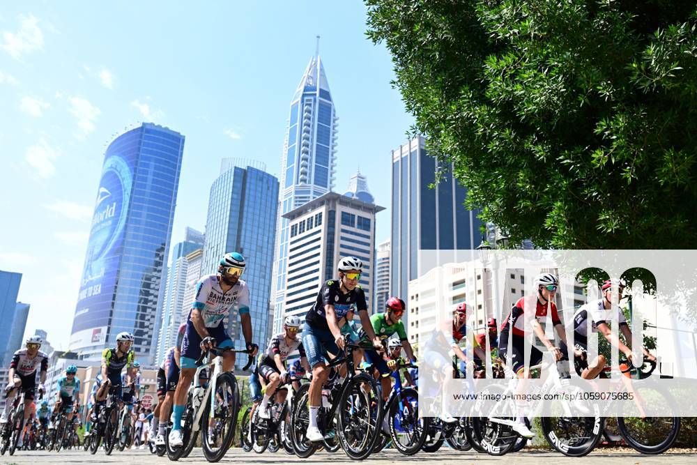 UAE Tour 2025 - Stage 5 DUBAI, UNITED ARAB EMIRATES - FEBRUARY 21 : the bunch pictured at the start in Dubai during Stage 5 of the UAE Tour 2025 cycling race with start in American University in Dubai and finish in Hamdan Bin Mohammed Smart University (160 km) on February 21, 2025 in Dubai, United Arab Emirates, 21 02 2025 Dubai United Arab Emirates
