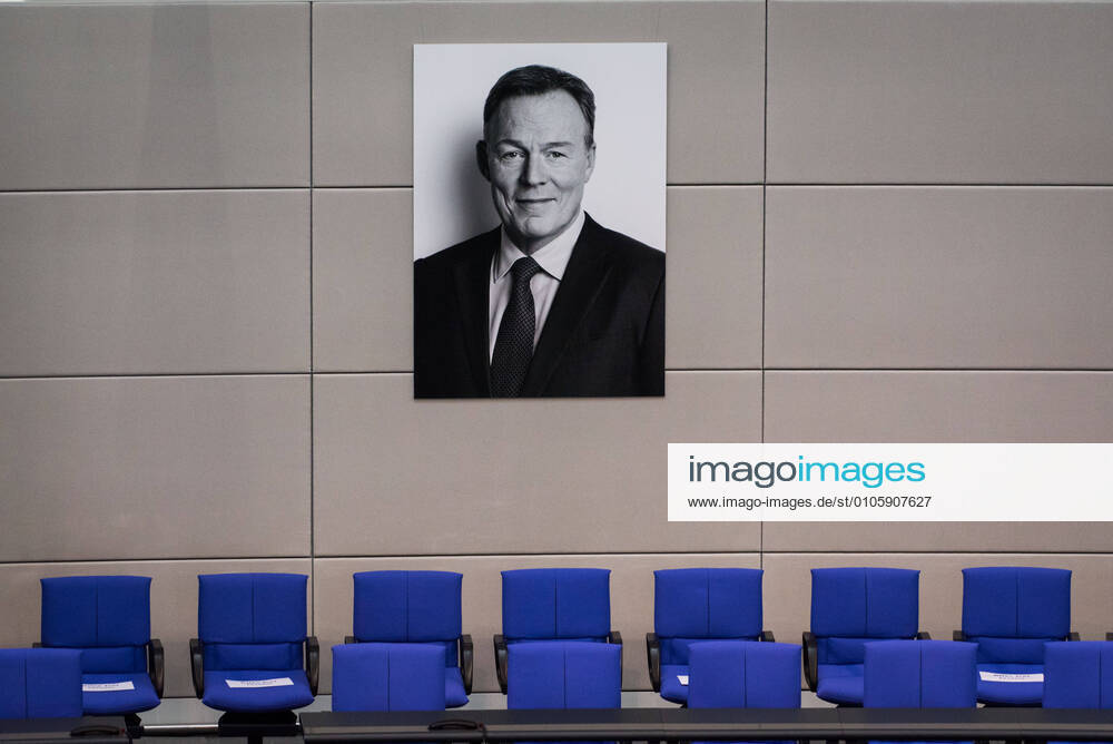 Berlin, Bundestag pays tribute to the deceased Vice President Oppermann Germany, Berlin 28 10 2020 The picture shows a picture of the deceased Vice President Thomas Oppermann spd during the half-hour memorial service in the German Bundestag Berlin Bundestag Berlin Germany