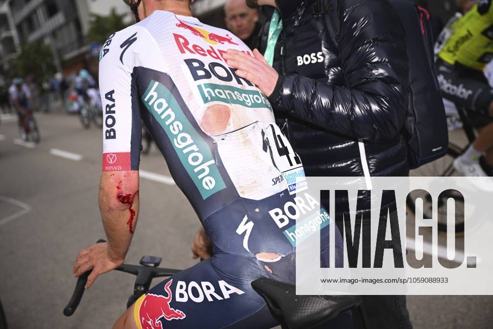 2025 Volta Algarve cycling race - Stage 3 TAVIRA, PORTUGAL - FEBRUARY 21 : injury of Koch Jonas (GER) of Red Bull - Bora - Hansgrohe after stage 3 of the 51th edition of the Volta Algarve cycling race, with start in Vila Real Santo Antonio and finish in Tavira on February 21, 2025 in Tavira, Portugal, 21 02 2025 ( Motordriver Kenny Verfaillie - Tavira Portugal
