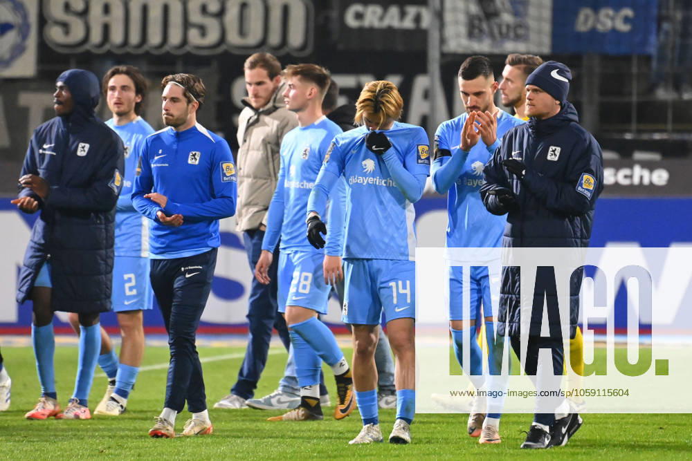 Departure player,Team photo, Team,Mannschaft,Mannschaftsfoto Fußball 3 Liga,1 Spieltag, Saison 2024 25 TSV 1860 Muenchen Arminia Bielefeld 0 3 am 21 02 2025 in Muenchen GRUENWALDER STADION