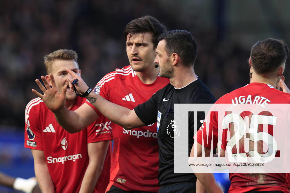 Everton v Manchester United, ManU Premier League 22 02 2025. Harry Maguire (5) of Manchester United tries to argue with referee Andy Madley who initially gave a penalty but overturned it on checking the monitor during the Premier League match between Everton and Manchester United at Goodison Park, Liverpool, England on 22 February 2025. Liverpool Goodison Park Merseyside England Editorial use only DataCo restrictions apply See www.football-dataco.com ,