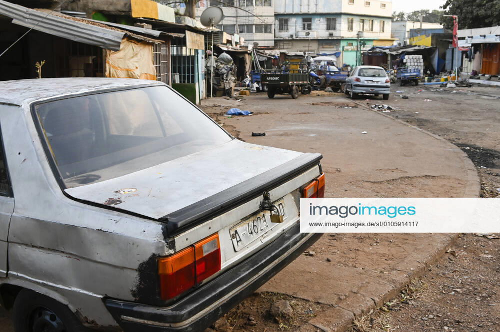 Vor dem Bahnhof, altes Auto aus Europa importiert Bamako Mali