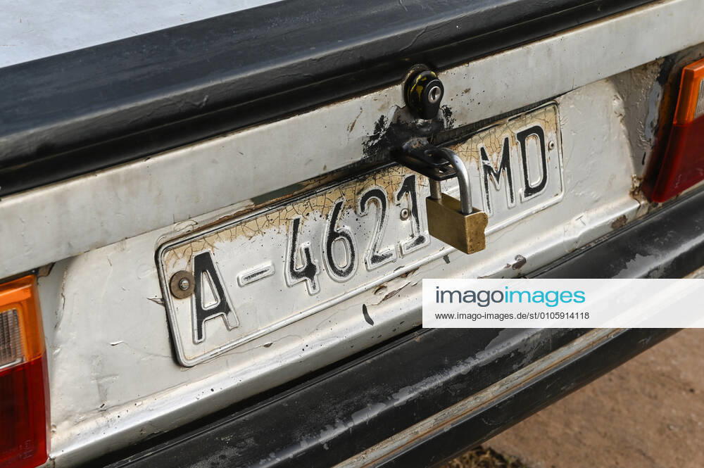 Vor dem Bahnhof, altes Auto aus Europa importiert Bamako Mali