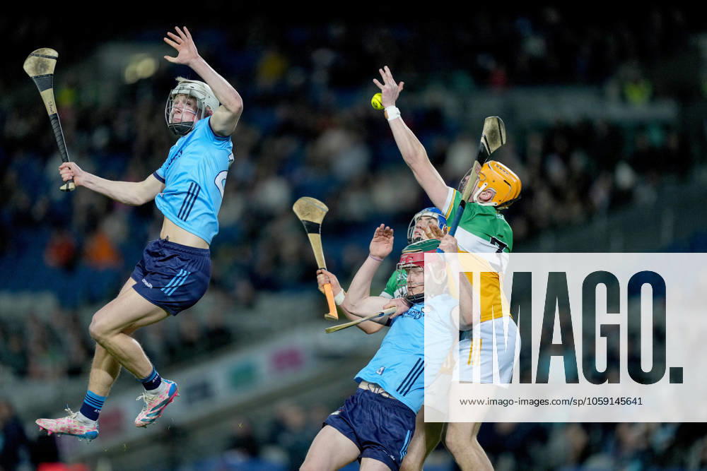 KW08 Allianz Hurling League Division 1B, Croke Park, Dublin 22 2 2025 Dublin vs Offaly Ciaran Burke of Offaly comes up against Jack Lambert of Dublin and David Purcell of Dublin Ciaran Burke comes up against Jack Lambert and David Purcell 22 2 2025