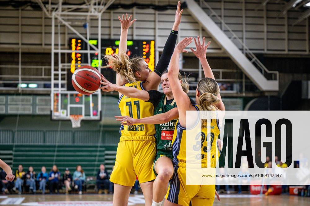 Basketball Berlin 22 02 2025 Season 2024 2025 Toyota DBBL 1 Bundesliga Women, Women Alba Berlin Rutronik Stars Keltern Alexandra Wilke Keltern, No 03 Emily Kiser Alba, No 33 Nina Rosemeyer Alba, No 11