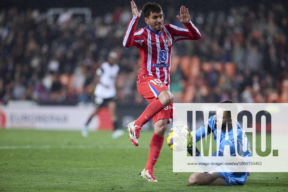 La Liga EA Sports, Spain, Valencia CF and Atletico de Madrid VALENCIA, SPAIN - FEBRUARY 22: Angel Correa of Atletico de Madrid competes for the ball with Giorgi Mamardashvili Goalkeeper of Valencia CF during the La Liga EA Sports match between Valencia CF and Club Atletico de Madrid at Mestalla Stadium on February 22, 2025 in Valencia, Spain. (Photo by Jose Torres Photo Players Images Magara Press) Valencia Mestalla Stadium Spain