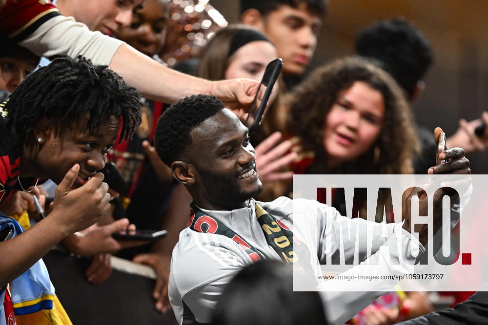 ATLANTA, GA Ð FEBRUARY 22: Atlanta forward Emmanuel Latte Lath (19) takes selfies with the fans following the conclusion of the MLS, Fussball Herren, USA match between CF Montreal and Atlanta United FC on February 22nd, 2025 at Mercedes-Benz Stadium in Atlanta, GA. (Photo by Rich von Biberstein Icon Sportswire) SOCCER: FEB 22 MLS Atlanta United FC vs CF Montreal Icon250222087
