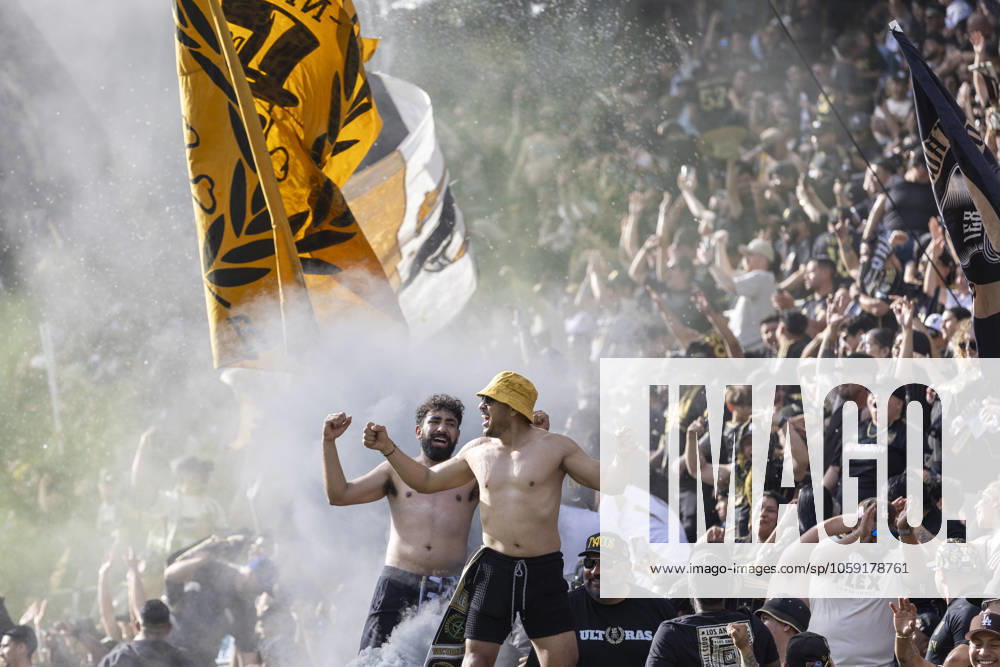 Los Angeles FC fans celebrate after their team scoring against the Minnesota United FC during an MLS, Fussball Herren, USA soccer match at BMO Stadium. Final score; Los Angeles FC 1:0 Minnesota United FC Los Angeles United States - ZUMAs197 20250222_aaa_s197_323