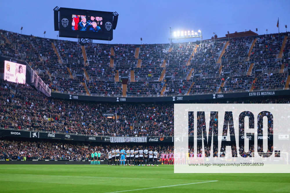 La Liga EA Sports, Spain, Valencia CF and Atletico de Madrid VALENCIA, SPAIN - FEBRUARY 22: Minute of silence during the La Liga EA Sports match between Valencia CF and Club Atletico de Madrid at Mestalla Stadium on February 22, 2025 in Valencia, Spain. (Photo by Jose Torres Photo Players Images Magara Press) Valencia Mestalla Stadium Spain