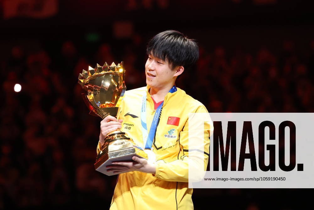 KW08 (250223) -- SHENZHEN, Feb. 23, 2025 -- Wang Chunqin poses with the trophy during the awarding ceremony for the men s singles final between Wang Chuqin of China and Liang Jingkun of China at the 34th ITTF-ATTU Asian Cup Table tennis, Tischtennis tournament in Shenzhen, south China s Guangdong Province, Feb. 23, 2025. ) (SP)CHINA-SHENZHEN-TABLE TENNIS-ITTF-ATTU ASIAN CUP-MEN S SINGLES-FINAL(CN) LiangxXu