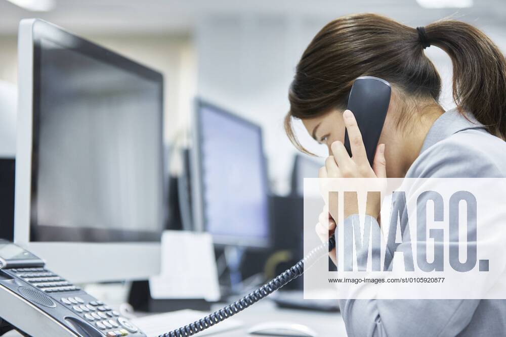 Japanese businesswoman in the office 124999698 (124999698) ,model released, Symbolfoto