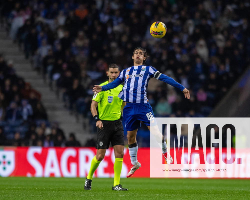 RODRIGO MORA from FC Porto seen on action during the Liga Portugal Betclic 2024 25 match between FC Porto and Vitoria SC at EstoÂ¡dio do Dragao on February 24, 2025 in Porto, Portugal.Final score: FC Porto 1 - 1 Vitoria SC Porto Portugal - ZUMAl192 20250224_zsp_l192_002