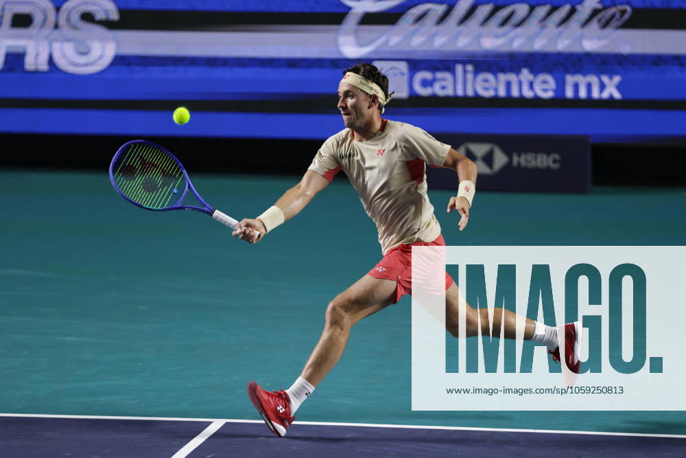 (250225) -- ACAPULCO, Feb. 25, 2025 -- Casper Ruud of Norway hits a return during the men s singles round of 32 match against Arthur Rinderknech of France at the 2025 ATP, Tennis Herren Mexican Open tennis tournament in Acapulco, Mexico, Feb. 24, 2025. (Photo by Xinhua) (SP)MEXICO-ACAPULCO-TENNIS-ATP-MEXICAN OPEN-MEN S SINGLES FranciscoxCanedo