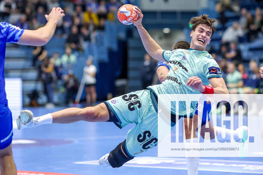 Handball, European League Main Round Group IV, VfL Gummersbach MOL Tatabanya KC, Schwalbe Arena Julian Köster GUM 7 asserts himself and throws on goal North Rhine-Westphalia Germany