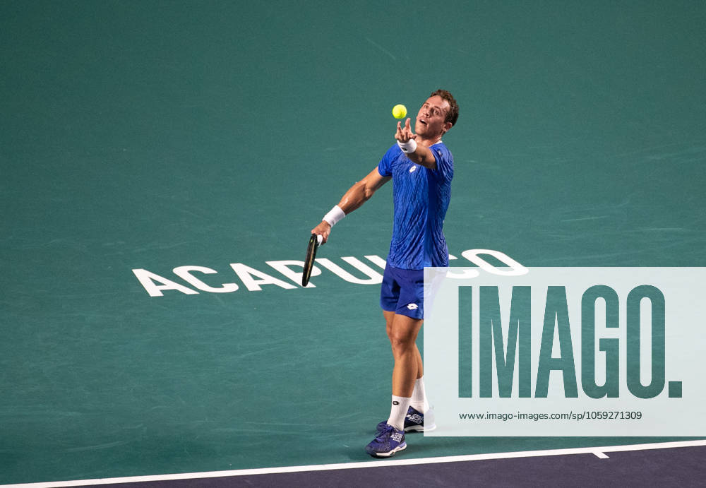 (250226) -- ACAPULCO, Feb. 26, 2025 -- Roberto Carballes Baena of Spain serves during the men s singles round of 32 match against Holger Rune of Denmark at the 2025 ATP, Tennis Herren Mexican Open tennis tournament in Acapulco, Mexico, Feb. 25, 2025. ) (SP)MEXICO-ACAPULCO-TENNIS-ATP-MEXICAN OPEN-MEN S SINGLES LixMengxin