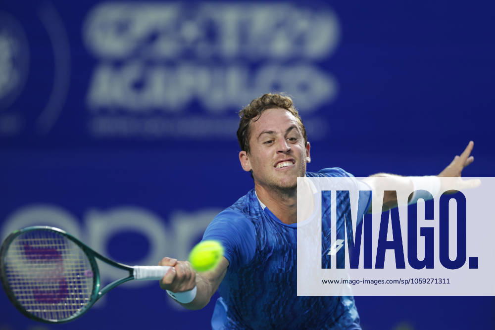 (250226) -- ACAPULCO, Feb. 26, 2025 -- Roberto Carballes Baena of Spain hits a return during the men s singles round of 32 match against Holger Rune of Denmark at the 2025 ATP, Tennis Herren Mexican Open tennis tournament in Acapulco, Mexico, Feb. 25, 2025. (Photo by Xinhua) (SP)MEXICO-ACAPULCO-TENNIS-ATP-MEXICAN OPEN-MEN S SINGLES FranciscoxCanedo