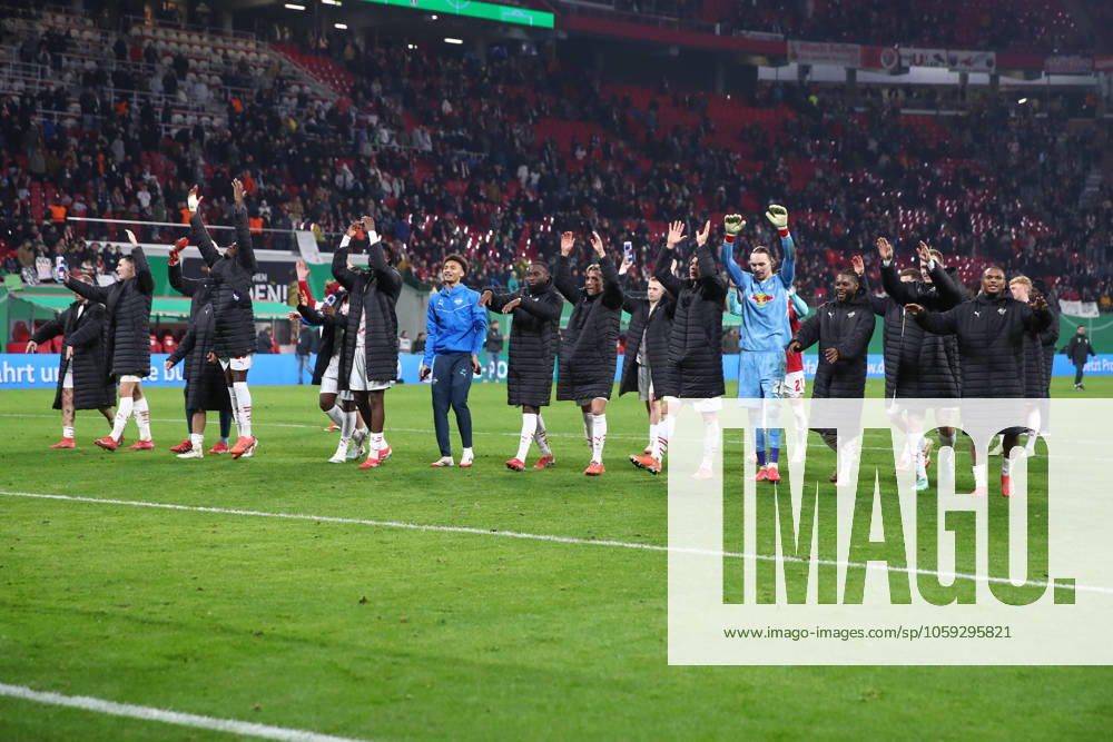 Fußball DFB Pokal 1 4 Finale, RB Leipzig VfL Wolfsburg, v l Leipzig Jubel über den Sieg, Jubel nach Spielende Leipzig