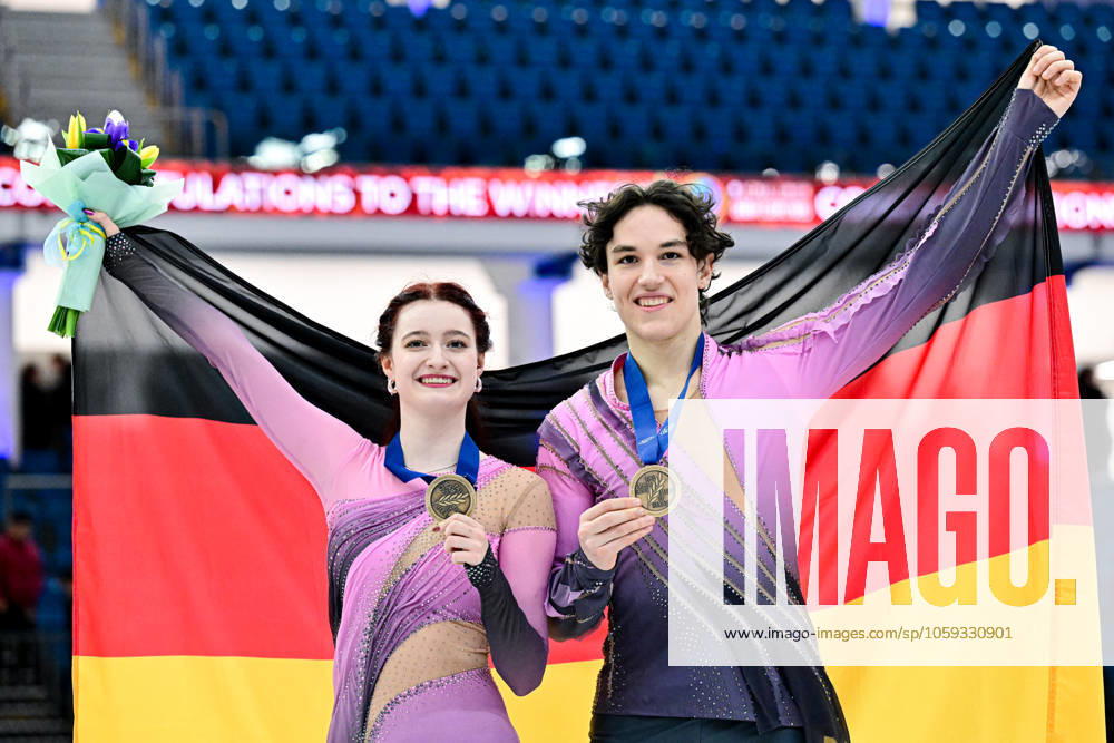 Bilder des Jahres 2025, Sport 02 Februar Junior Ice Dance Awards, Darya GRIMM & Michail SAVITSKIY (GER) third place, during Victory Ceremony, at the ISU World Junior Figure skating, Eiskunstlauf Championships 2025, at Fonix Arena, on February 27, 2025 in Debrecen, Hungary. Noxthirdxpartyxsales (283165444)