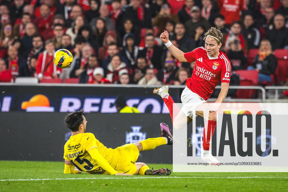 SL Benfica Vs SC Braga in Lisbon, Portugal - 26 Feb 2025 Andreas Schjelderup of SL Benfica (R) and Paulo Oliveira of SC Braga (L) seen in action during the Portuguese Cup match between SL Benfica and SC Braga at Estadio da Luz. (Final score: SL Benfica 1 - 0 SC Braga) Lisbon Portugal