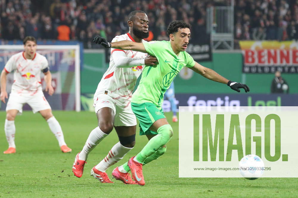Fußball DFB Pokal 1 4 Finale, RB Leipzig VfL Wolfsburg, v l Lutsharel Geertruida Leipzig, 3 , Tiago Tomas Wolfsburg, 11 Zweikampf, Duell, Kampf, tackle Leipzig