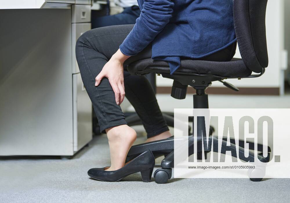Japanese businesswoman in the office 125182315 (125182315) ,model released, Symbolfoto
