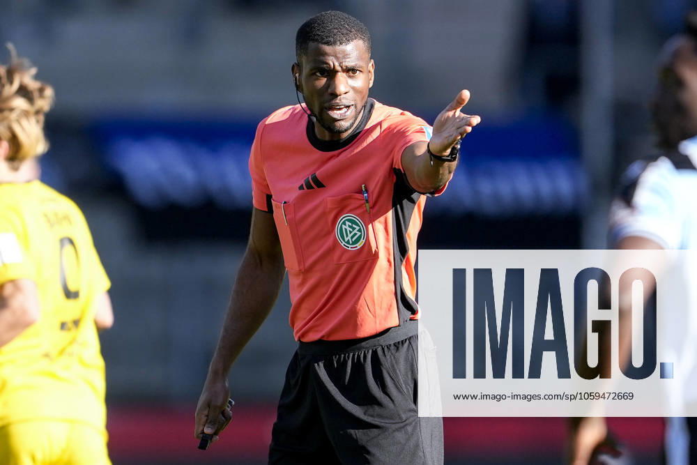 Assad Nouhoum referee, gives instructions, gestures, gesticulates with arms, single image, single photo, action, action, 02 03 2025, Mannheim Germany , Soccer, 3 Liga, SV Waldhof Mannheim Alemannia Aachen, DFB DFL REGULATIONS PROHIBIT ANY USE OF PHOTOGRAPHS AS IMAGE SEQUENCES AND OR QUASI VIDEO