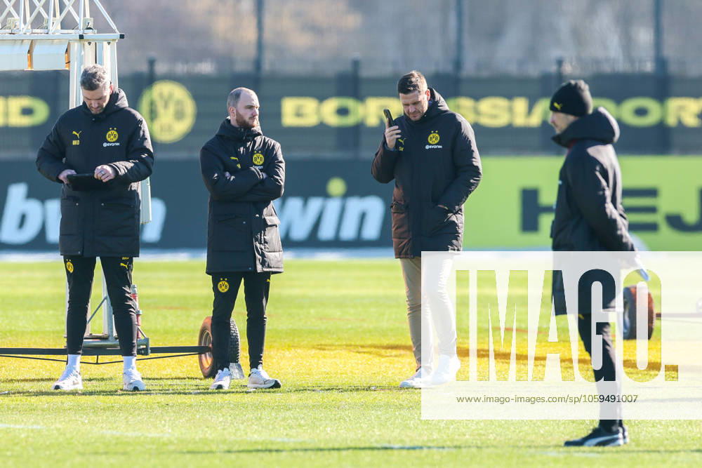Final training session for the UEFA Champions League match between Borussia Dortmund and OSC Lille, sports director Sebastian Kehl Borussia Dortmund on the phone, Dortmund training ground Borussia Dortmund NRW Germany xRHR PHOTO DEx