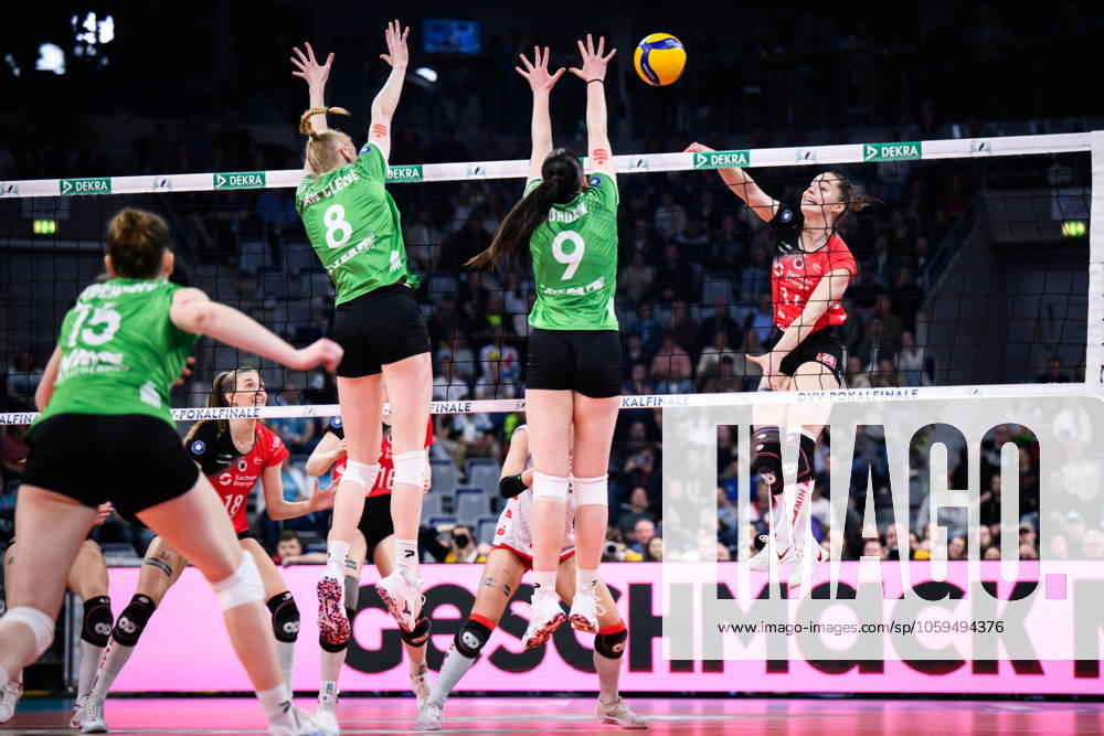 SAP Arena, Mannheim Volleyball, DVV Cup Final, USC Münster Muenster vs Dresdner SC Double block Luisa van Clewe 8 Muenster , Emilia Jordan 9 Muenster Attack Lorena Lorber Fijok 17 Dresden