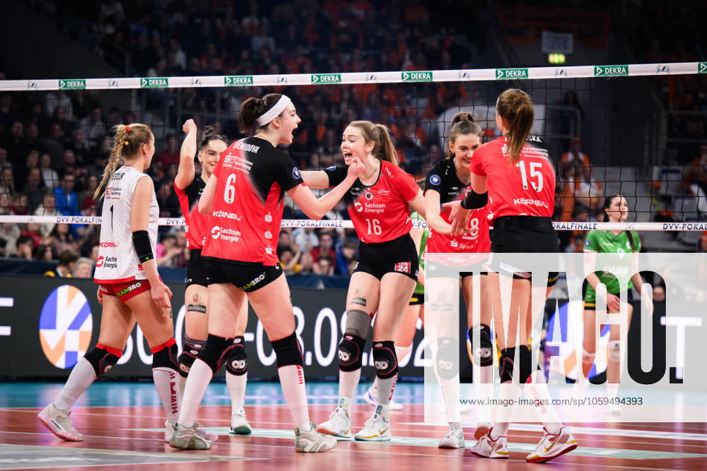 SAP Arena, Mannheim Volleyball, DVV Cup Final, USC Münster Muenster vs Dresdner SC Cheers Patricia Nestler 1 Dresden , Lorena Lorber Fijok 17 Dresden , Victoria Demidova 6 Dresden , Emma Scarlett Clothier 16 Dresden , Sarah Straube 18 Dresden , Marta KameÌ lija Levinska 15 Dresden