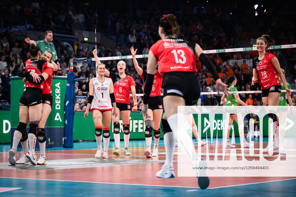 SAP Arena, Mannheim Volleyball, DVV Pokal Final, USC Münster Muenster vs Dresdner SC Jubel Dresden nach Matchball Sieg Lorena Lorber Fijok 17 Dresden , Marta KameÌ lija Levinska 15 Dresden , Patricia Nestler 1 Dresden , Victoria Demidova 6 Dresden , Emma Scarlett Clothier 16 Dresden , Stamatia Kyparissi 13 Dresden , Sarah Straube 18 Dresden