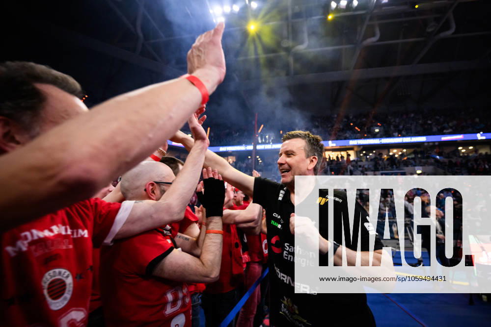 SAP Arena, Mannheim Volleyball, DVV Pokal Final, USC Münster Muenster vs Dresdner SC Jubel Dresden nach Matchball Sieg Alexander Waibl Trainer Coach Dresden